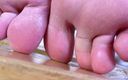 Mistress Legs: Deusa pés nus esfrega cada um e os dedos balançando...