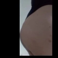 Il travestito caldo si spoglia prima di farsi scopare molto gustoso