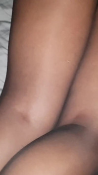 Pasangan pantyhose hitam menggosok, kaki dan seks