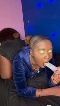 Alliyah Alecia zuigt lul met dildo