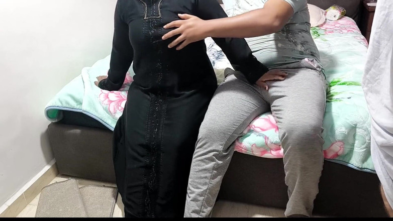 Arabic Bbw: mainne apni sauteli mammi ko apne dost ke saath choda