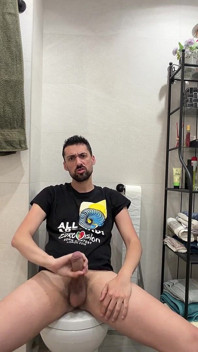 Гарячий вітчим дрочить, як божевільний у громадській ванній кімнаті
