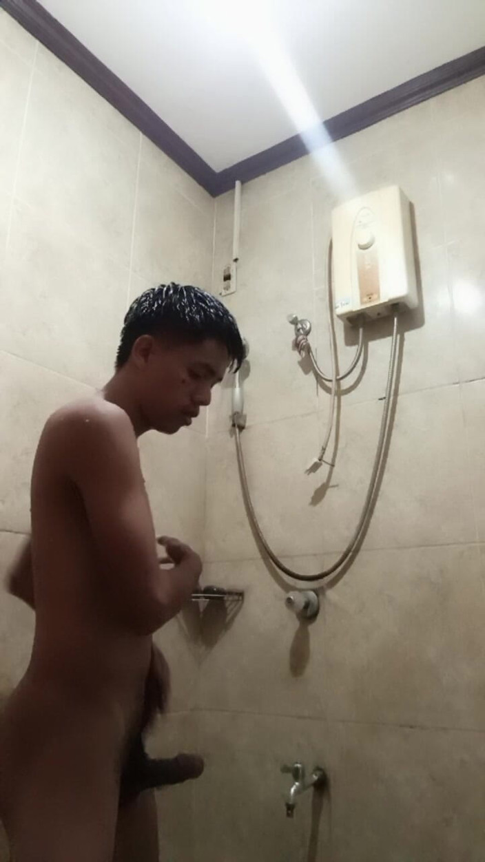 Rent a gay productions: Duș solo filipinez: un twink asiatic zvelt masturbează o pulă...