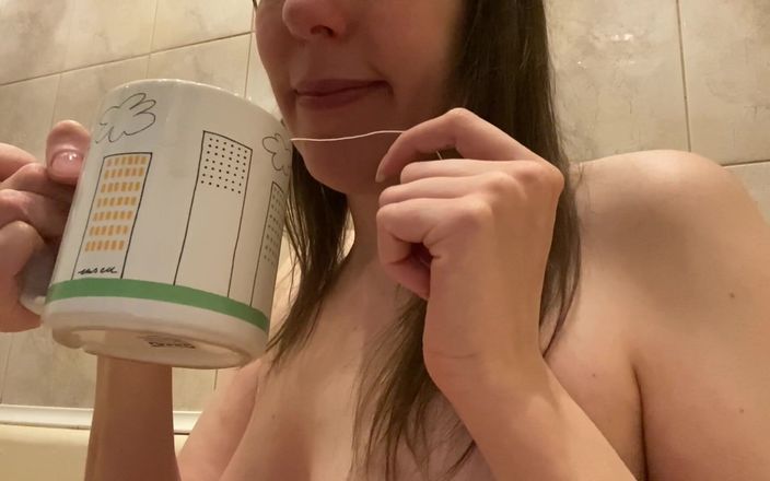 Hairypussyangel: Milf bebe agua y té y luego orina de coño...