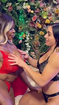 Vyřezaná touha po svalnatých milfách Yvette Bova a Vanessa Arizona si vyměňují strapon šukání