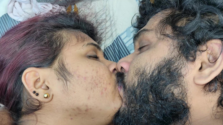Vaigavarun45: Bloqueo de labios profundo caliente en romance desnudo