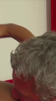 Une jolie salope brune se tape un vieux