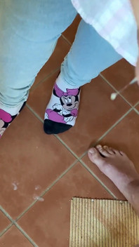 Masturbación con la mano en el baño bonitos pies