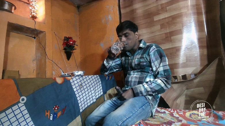 Desiboy110Ankit: Приватний член, веселий відеобой, один їсть ранковий фаст-фуд у своїй кімнаті