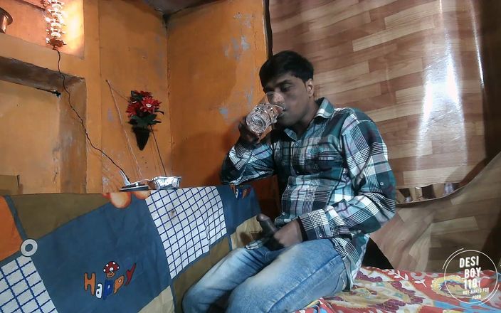 Indian desi boy: Privater schwanzspaß-videojunge, junge isst allein fast food am morgen in...