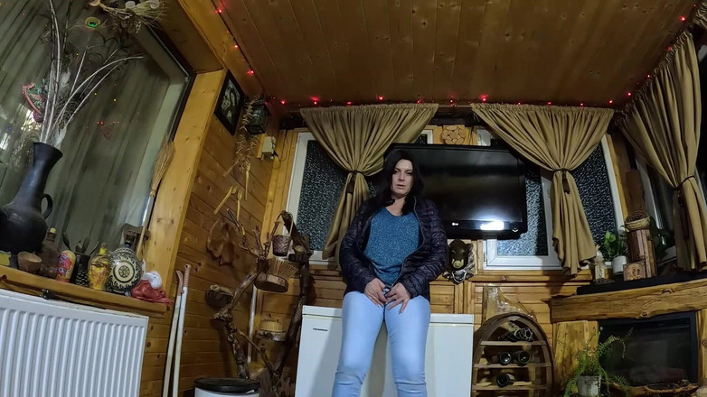 MilfyCalla: 청바지 차림의 카멜토 밀프 댄스, 놀리고 오줌 싸기 - 젖은 페티쉬 판타지 335