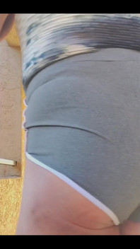 Když zmáčkám ráfek na zástrčku, slyšíte kliknutí na tlačítko