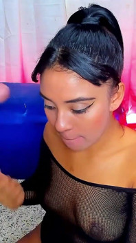 Des latinas sexy sucent profondément son ami universitaire