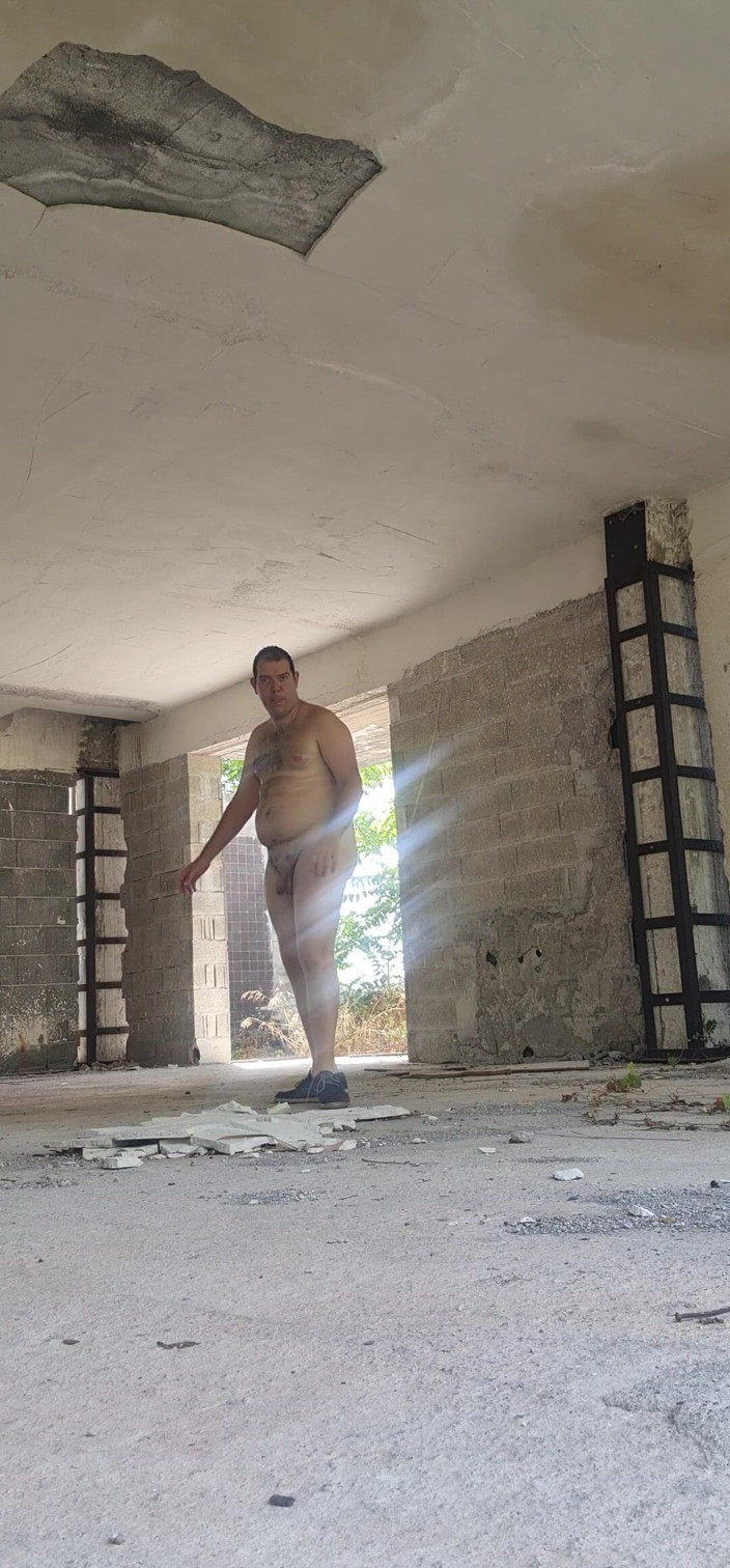 Mirko2589: Completamente nua em um prédio abandonado