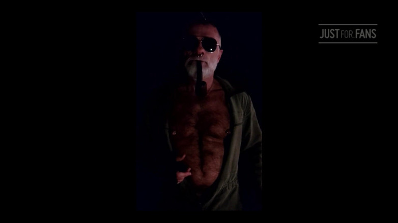 MusclesCigarsFFPig: Stiefvader rookt zijn pijp