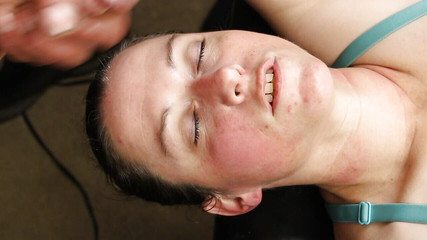 Dirty Dees: Adik tiri Mengambil Puddles Di Matanya Pancutan Muka Buatan Sendiri