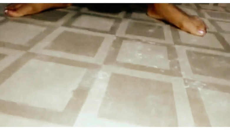 Sex Park: Geiles mädchen im badezimmer pissen