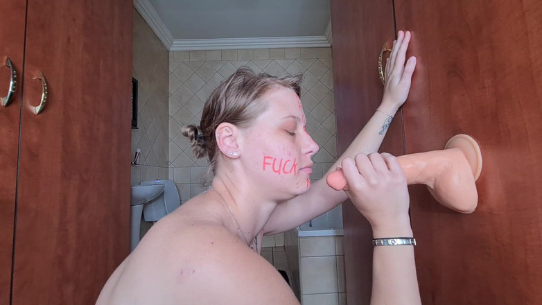 domslutfucker: Body Writing blada dziwka ssanie i jebanie dwa dildos przyssawki,...