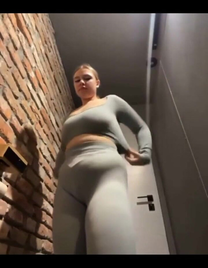 JuiceLussie: Schizzi pazzi mentre si allena in palestra