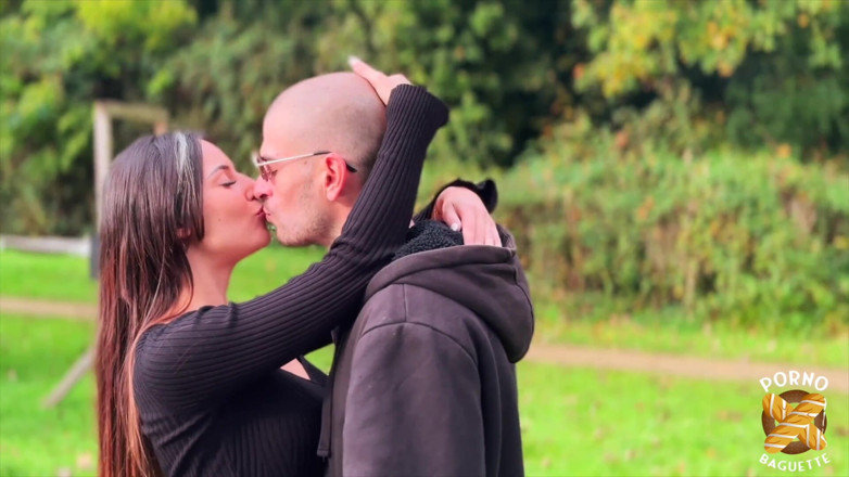 Porno Baguette: Vénus, hübsche brünette, liebt harten fick