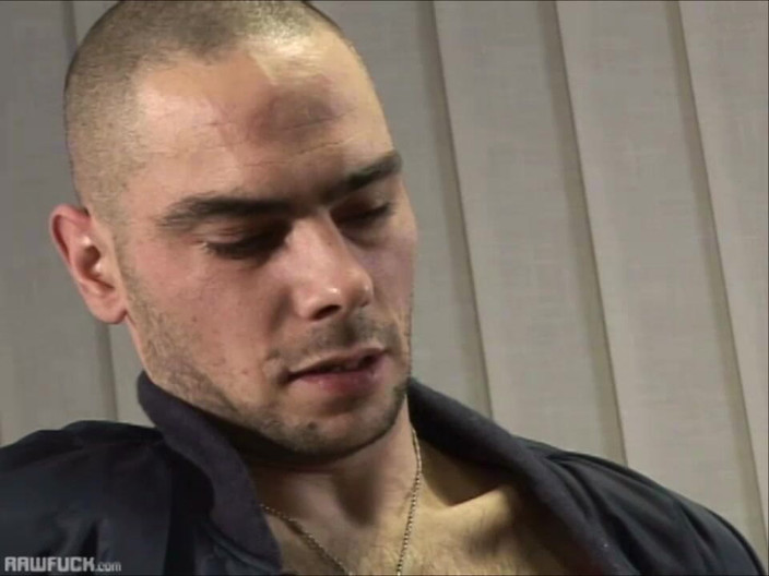 Raw Fuck: Buco nei suoi jeans e pronto per essere collegato