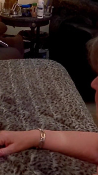 Oma Carmen: pik zuigen, klaarkomen in de mond, sperma slikkende oude slet