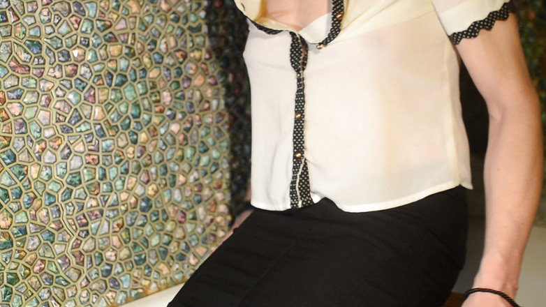 Alexa Cosmic: Wetlook v koupelně v černých punčochách, černé sukni a bílé haleně ...