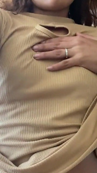 Cewek mungil yang lagi sange di panggilan video sama pacarnya, videonya bocor