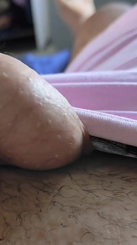 Kleine Elektrosocks zum Penis mit dem USB-Kabel zur Stimulation.