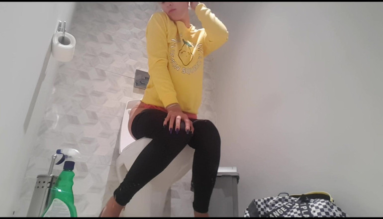 Erotic Tanya: Toilet farting scenes