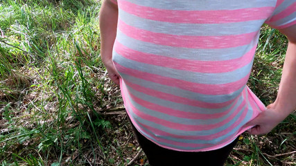 Bouncy Tits Action: Fette euter schlagen rot im wald