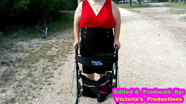 BBW nurse Vicki adventures with friends: Sexy sestřička Vicki chodí v parku, ukazuje a škádlí tě