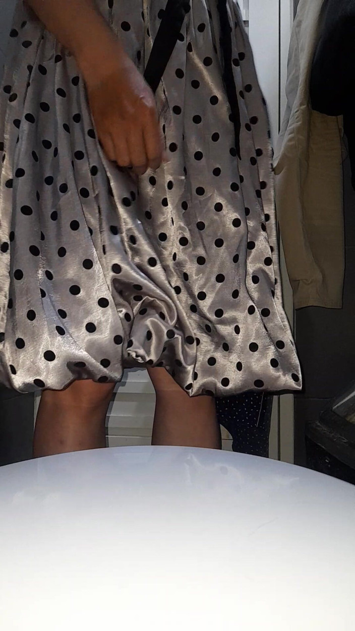 Naomisinka: Crossdresser spust ubrany w satynową jedwabną sukienkę polkadot z jedwabną...