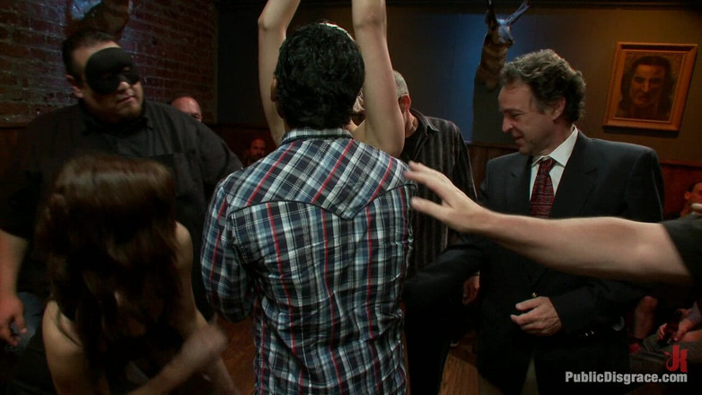 Public Disgrace by Kink: Alta loira amadora é fodida enquanto usa lentes de contato com...