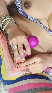 Lubang pantat bahenol cewek ini dientot habis-habisan pakai vibrator sampai lubangnya menganga lebar