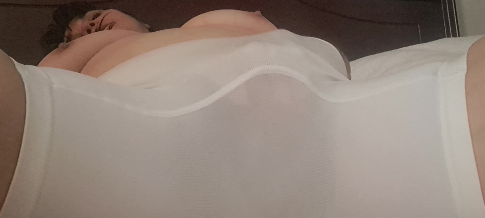 Mommy big hairy pussy: パンティの上の殻を掴むと、どれだけ太くて濡れているか