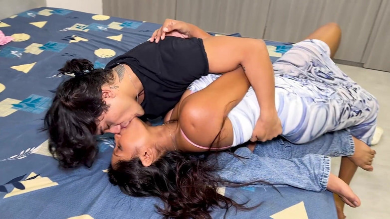 Next short: Adik ipar yang cantik keluar bersedia, abang ipar datang dan...