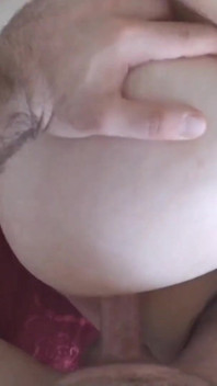 Alzo le gambe di mia moglie e succhio il suo grosso cazzo parte 2