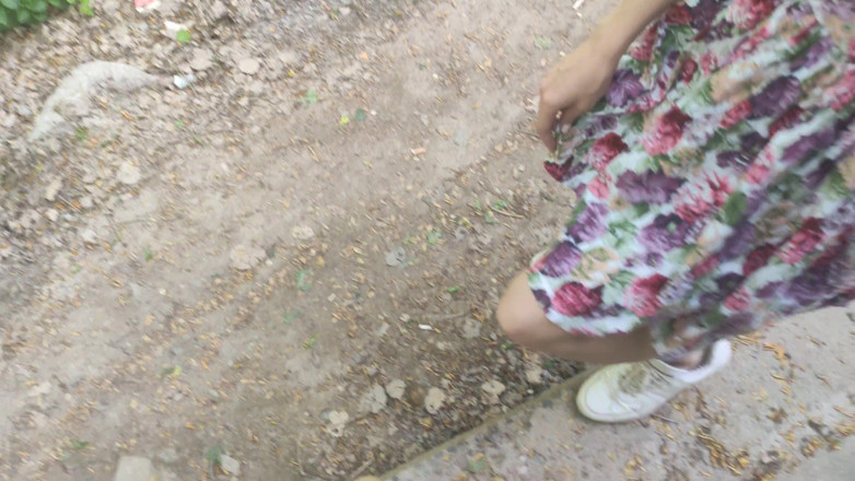 AnGelya G: 야외에서 치마를 들어 올리고 공원을 빨아