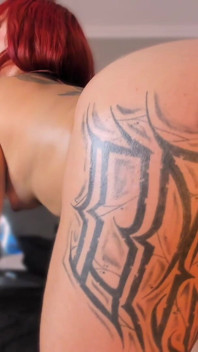 Latina Mueve Su Culo Tatuado