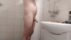 Uhri: Oholím si ptáka a koule a poté se sprchuji.