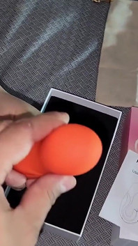 A caixa de jogo de mel joi vibrador é perfeita para este sexo escravo buracos