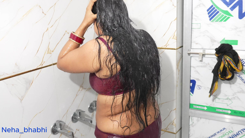 Neha bhabhi0832: Dnes jsem se koupala nahá švagrová, ona to dala tajně