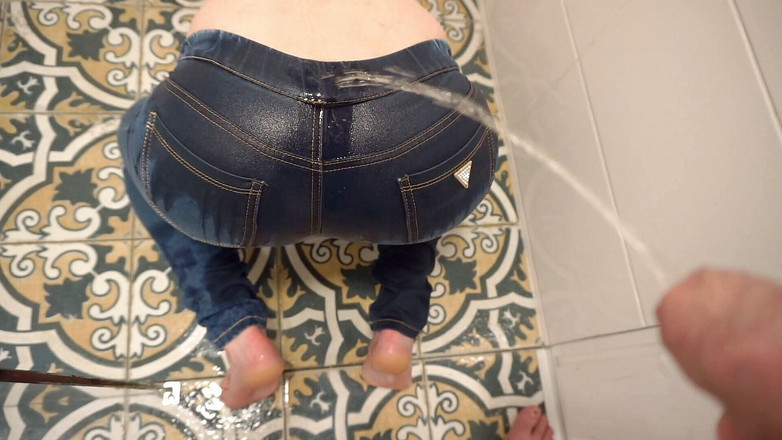 Aqua Pola: 弄湿我的牛仔裤，给我的屁股，让他在我身上撒尿