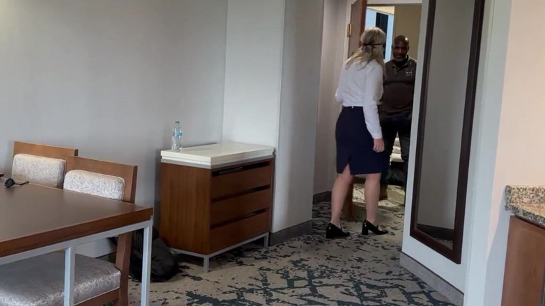 Flight Attendant Fiona: Pramugari Fiona bertemu dengan Raja Mike Jones