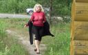 Red rose rus: Esibizionismo all&amp;#039;aperto - la donna in nylon cammina 3