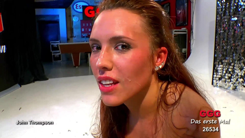 German Hardcore Gangbang: 好奇的金发女郎立即被精液填满