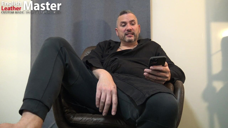 EnglishLeathermaster: 継父がおならのジョークを言い、あなたにおならをする