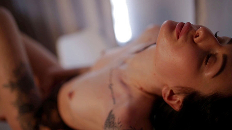 Stasya Pollna: O gagică dulce își mângâie sfârcurile cu piercing