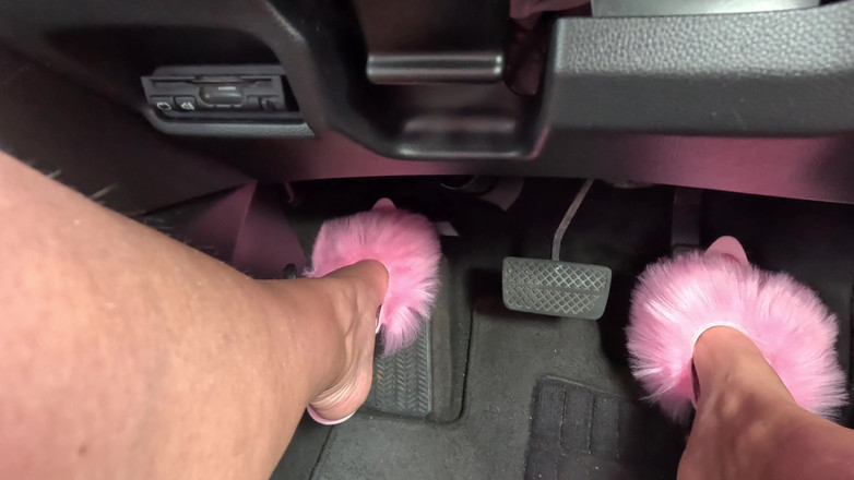 Emma Voyeur: Aku lagi asik pedal honda dengan sepatu hak tinggi merah...